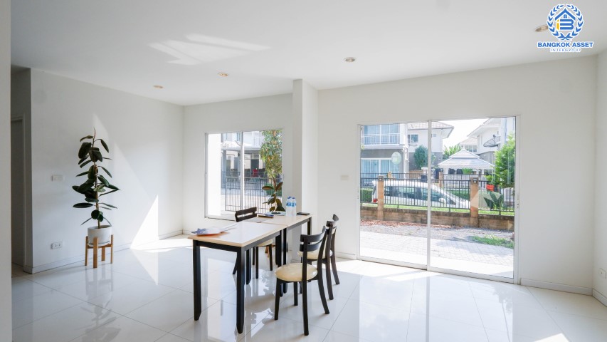 *****บ้านเดี่ยวมือสองย่านกรุงเทพฯ ม.ดีไลท์แอทซีน วัชรพล-จตุโชติ เนื้อที่กว้างขวางมากถึง 52.50 ตร.ว.  ฟังก์ชัน 3 ห้องนอน 3 ห้องน้ำ ที่จอดรถ 2 คัน บ้านตกแต่งสไตล์โมเดิร์น ภายในตกแต่งสวยเหมือนใหม่ บนทำเลใกล้ทางด่วนรามอินทรา-อาจณรงค์ ด่านจตุโชติ